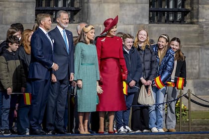 El rey Guillermo Alejandro y la reina Máxima dan la bienvenida al rey Felipe y a la reina Letizia de España en la Plaza Dam, en Ámsterdam, el 17 de abril de 2024