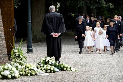 El rey Guillermo Alejandro y su hermano menor, el príncipe Constantino, transportaron el féretro hasta el nicho acompañados por toda la familia real