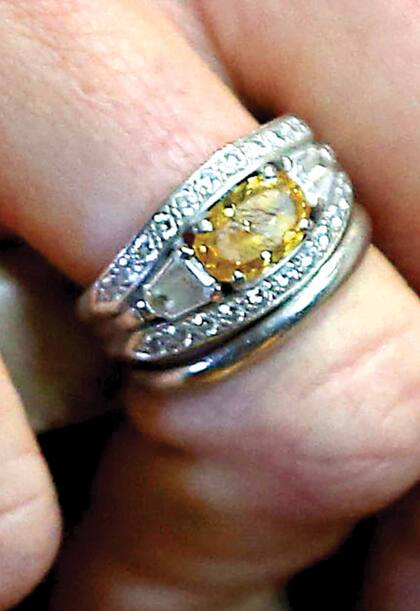 El rey Guillermo de Holanda –entonces príncipe– participó del diseño del anillo de compromiso para Máxima. Se trata de una joya con un diamante naranja en forma de óvalo, protegido en los extremos por dos brillantes de corte esmeralda. Tres impresionantes piedras que, a su vez, están abrazadas por una doble banda de platino con 14 brillantes engarzados. Apenas se hizo oficial el compromiso, la pieza tuvo miles de réplicas.