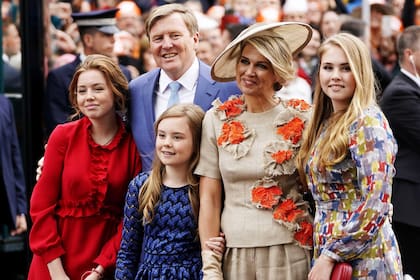 El rey Guillermo de Oragne, junto a la reina Máxima y sus tres hijas Amalia, Alexia y Ariane posan en el Día del Rey 2019
