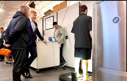 El rey Guillermo, distendido, observa cómo controlan el peso a un alumno