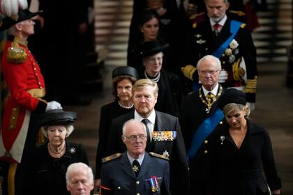 El rey Guillermo y la reina Máxima caminan con la reina Beatriz de Holanda, el rey Carl Gustaf XVI y la reina Silvia de Suecia, la reina Margarita II de Dinamarca, el rey Felipe VI y la reina Letizia de España 