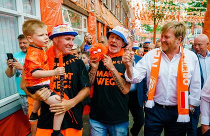 El rey holandés, en el distrito Marktweg decorado con los colores de la selección nacional de fútbol