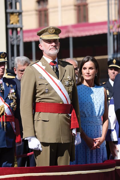 El Rey, jefe supremo de las Fuerzas Armadas, felicitó a los cadetes junto a la reina Letizia.