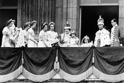 El rey Jorge VI de Gran Bretaña, segundo a la derecha, y la reina Isabel, en el centro, con sus hijas, la princesa Isabel y la princesa Maragret con sus túnicas de coronación, cuando aparecieron en el balcón del Palacio de Buckingham, en Londres, el 12 de mayo de 1937, después de su regreso de la Coronación en la Abadía de Westminster