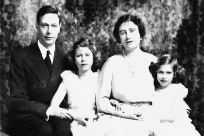 El rey Jorge VI y la reina Isabel de Gran Bretaña posan para un retrato familiar con sus dos hijas, la princesa Isabel (al centro) y la princesa Margarita, en 1937