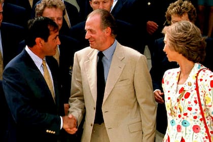 El Rey Juan Carlos de España acompañado por la Reina Sofía, le da la mano al capitán del equipo europeo Severiano Ballesteros en la ceremonia de apertura de la Ryder Cup en Valderrama el jueves 25 de septiembre de 1997