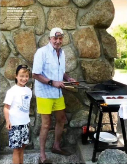 El rey Juan Carlos hace una barbacoa junto a Alexander, el hijo de su amante, Corinna Larssen, como lo publicó Paris Match