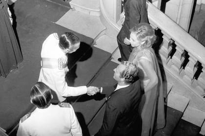 El rey Juan Carlos I saluda a Videla en la noche de gala en el Concejo Deliberante de la ciudad de Buenos Aires