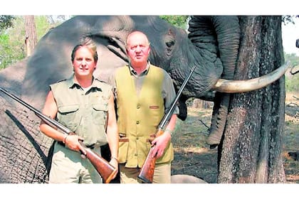 El rey Juan Carlos junto al elefante que cazó en Botswana en 2012, durante un safari