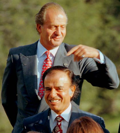 El rey Juan Carlos y Carlos Menem se aprestan para la foto de mandatarios en Bariloche, en 1995
