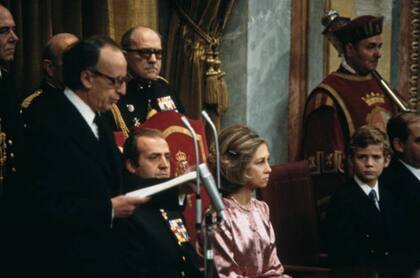 El rey Juan Carlos y la reina Sofia escuchan al presidente del Parlamento, Antonio Hernandez-Gil, tras la firma de la nueva Constitución, 27 de diciembre de 1978 (Getty Images)