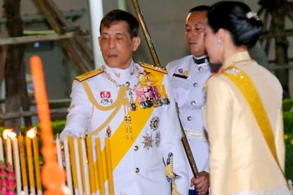 El rey Maha Vajiralongkorn, conocido como Rama X, junto a la reina Suthida en Tailandia