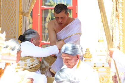 El rey Maha Vajiralongkorn de Tailandia, durante la la ceremonia de purificación real en el Gran Palacio,