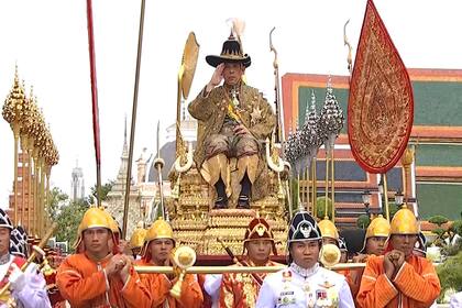 El rey Maha Vajiralongkorn de Tailandia es transportado en el palanquín real por los portadores reales en el camino hacia el Templo del Buda de Esmeralda para proclamarse a sí mismo como el Patrón Real del Budismo