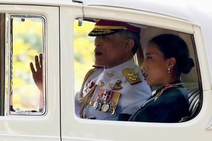 El Rey Maha Vajiralongkorn de Tailandia es visto saliendo del Gran Palacio de Bangkok