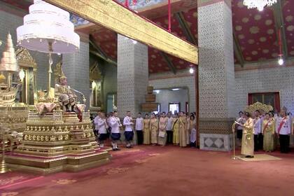 El rey Maha Vajiralongkorn de Tailandia lleva la corona de oro mientras está sentado en el trono durante su coronación en el Gran Palacio de Bangkok