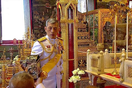 El rey Maha Vajiralongkorn de Tailandia participa en un ritual durante una ceremonia para rendir homenaje a sus antepasados, en el Hall del Trono