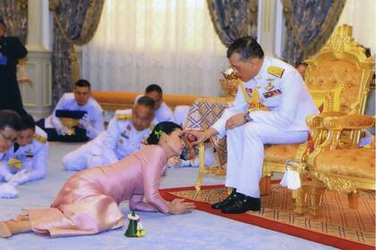 El rey Maha Vajiralongkorn de Tailiandia y la reina Suthida durante su ceremonia de boda ayer en Bangkok