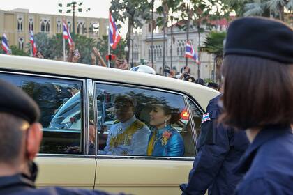 El rey Maha Vajiralongkorn junto con la reina Suthida pasaron por delante de la multitud que protestaba