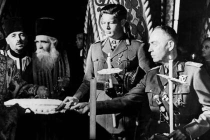 El rey Miguel I de Rumania, aquí en una misa de Navidad con Ion Antonescu, sería el encargado de detener al dictador que, paradójicamente, lo puso en el trono