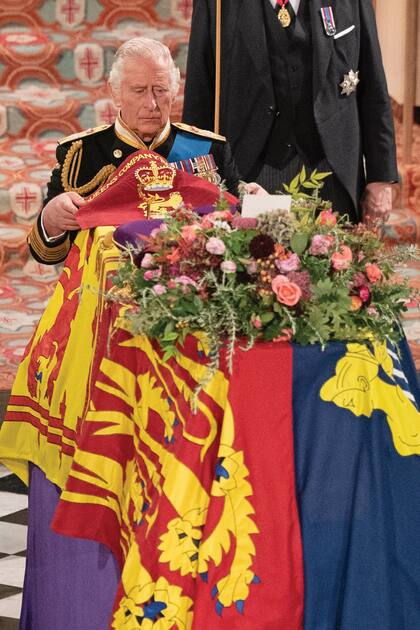 El Rey, profundamente conmovido, recibió la Bandera de Campamento de la Compañía de la Reina, y la colocó sobre el ataúd.