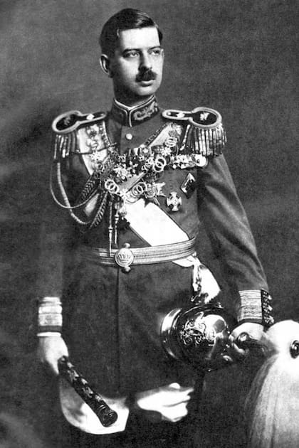 El rey Rumano Carol II nombró a Antonescu como primer ministro y al poco tiempo este mandatario lo obligó a abdicar, a punta de pistola