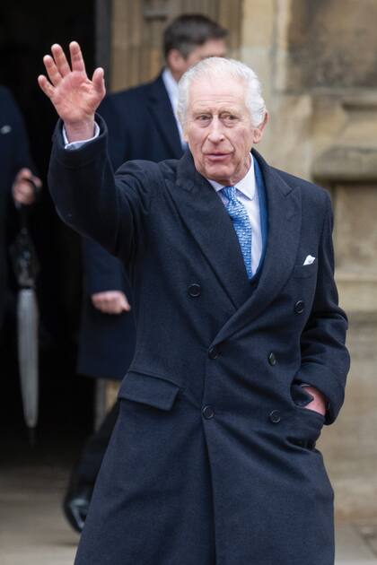 El Rey sale de la Capilla de Saint George (donde fueron sepultados sus abuelos y sus padres, Isabel II y Felipe de Edimburgo). Luego recorrería a pie el camino hacia el Castillo de Windsor para comer cordero asado, como marca la tradición de la familia real.