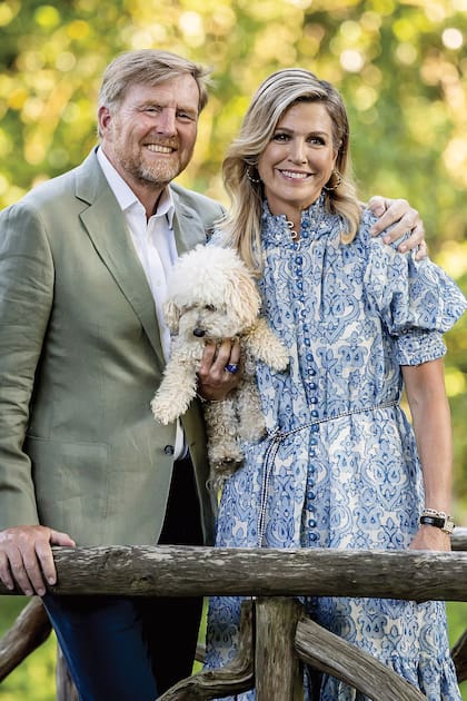 El Rey se mostró casual y sin corbata, y Máxima estrenó un vestido midi de inspiración bohemia, con botones delanteros y cinturón de rafia de
Zimmermann, de la colección Resort 2025, que acompañó con aros de Olympia Babylonia. En brazos de la Reina, Mambo, el caniche que no se separa
de ellos desde 2021.