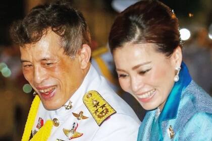 El rey Vajiralongkorn y la reina Suthida en un evento en noviembre de 2020