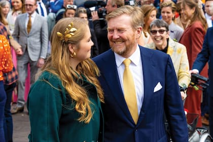 El Rey y la heredera (con un broche de mariposas de Celedonio), en un gesto cómplice