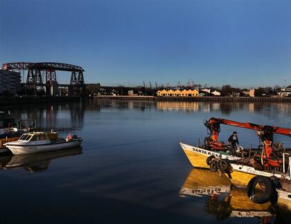 El Riachuelo y el viejo puente transbordador visto desde la Vuelta de Rocha