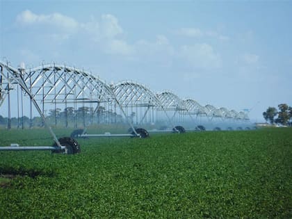 En Brasil se está ensayando la incorporación de luces a los pivotes para riegos nocturnos, en el entendimiento que más horas de luz aumentarían el rendimiento en un 20-30% según se midió en pruebas realizadas