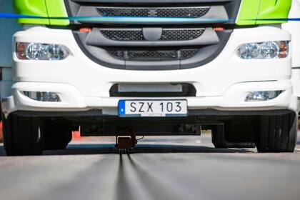 El riel le suministra electricidad para cargar la batería del camión