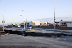 Grindavík, el pueblo de Islandia que se está hundiendo 4 centímetros al día por la inestabilidad volcánica que vive la isla