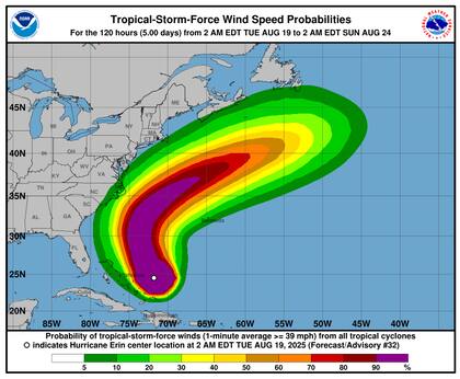 El riesgo de inundación costera y erosión es tan alto que las autoridades emitieron órdenes de evacuación obligatoria para Hatteras Island, Carolina del Norte