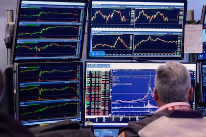 El riesgo país baja y se ubica en los 496 puntos (AP Photo/Richard Drew)