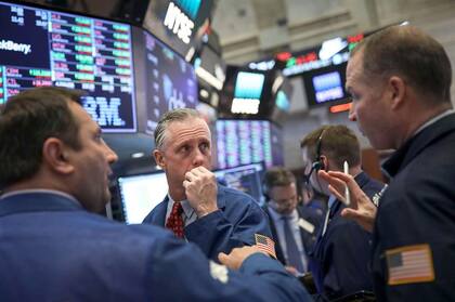El riesgo país llegó a su nivel más bajo desde julio, pero el año lo consolida al alza