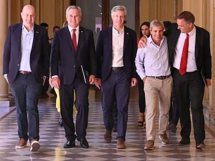 El riesgo país subió, los mercados se cerraron y la inflación encontró un nuevo combustible: el conflicto en Medio Oriente llegó para complicar el plan