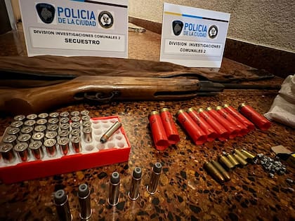 El rifle de aire comprimido y las municiones secuestradas por la Policía de la Ciudad