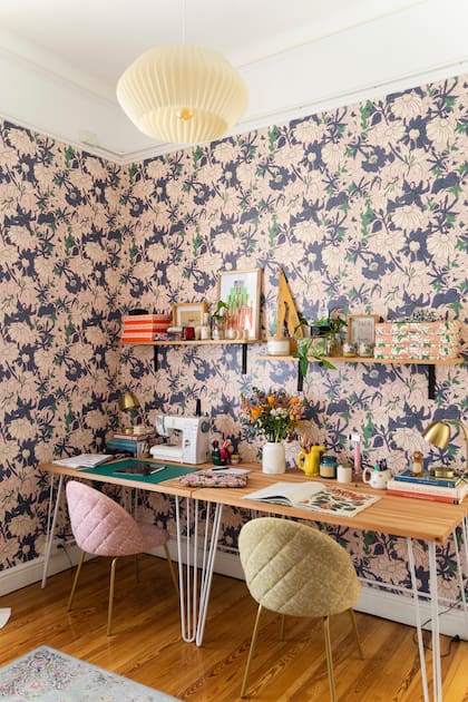 El rincón de trabajo que comparten las representa en su estilo