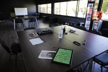 El rincón táctico de La Candela, que hoy es propiedad de Víctor Stinfale, responsable del fútbol de Deportivo Riestra