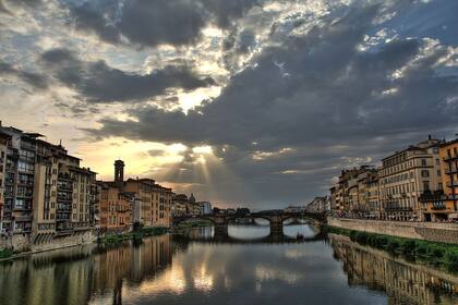 El río Arno atraviesa la ciudad. 