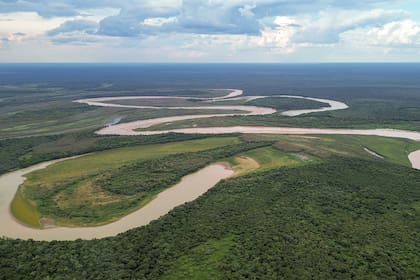 El río Bermejo y la laguna, una vista aérea impactante que refleja lo tupido del paisaje y la dificultad del acceso.