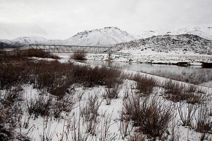 El Río Chubut rodeado de cerros nevados