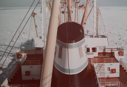 El Río de la Plata fue construido en AFNE en el año 1971.
En esa época, la Argentina tenía desarrollada una gran industria naval y construía sus propios barcos. Este tenía un motor propulsor Fiat 757 S que desarrollaba una potencia máxima de 10500 CV (caballo vapor). En la imagen, espera en el hielo del Mar Báltico a que el rompehielo finlandés le abra paso para ingresar al puerto de Kotka.