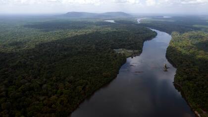 El río Esequibo a su paso por Kurupukari, Guyana. Venezuela reclama desde hace siglos como propia la región de Esequibo, un territorio más grande que Grecia y rico en petróleo y minerales. (AP Foto/Juan Pablo Arraez)