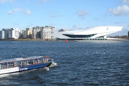 El río Ij y en el fondo, El EYE Film Museum, desde donde partirá el barco real para el desfile que recorrerá toda la ciudad