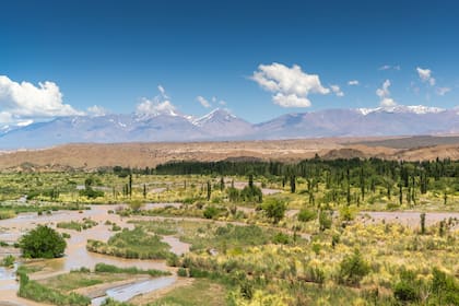 El río Los Patos alimenta el valle de Calingasta y lo convierte en una tierra fértil, apta para cultivar
