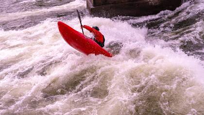 El río Manso nace en el monte Tronador, a unos 80 kilómetros de San Carlos de Bariloche